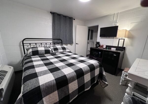 Single Queen Photo 1